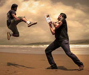 Dos personas peleando en la playa por un décimo de lotería