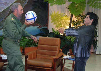 Fidel Castro y Maradona, jugando a baloncesto con un balón de fútbol